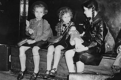 Durante mucho tiempo fueron conocidas solo como "tres niñas pequeñas", pero ahora sabemos que son Ruth (izquierda) e Inge Adamecz y Hanna Cohn