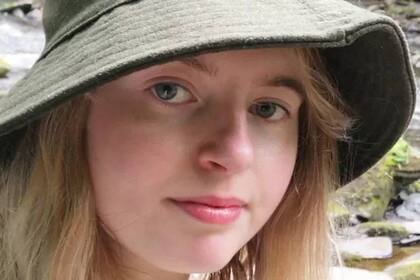 Durante mucho tiempo, Paris pensó que todo el mundo veía como ella: con puntos diminutos que nublan su visión