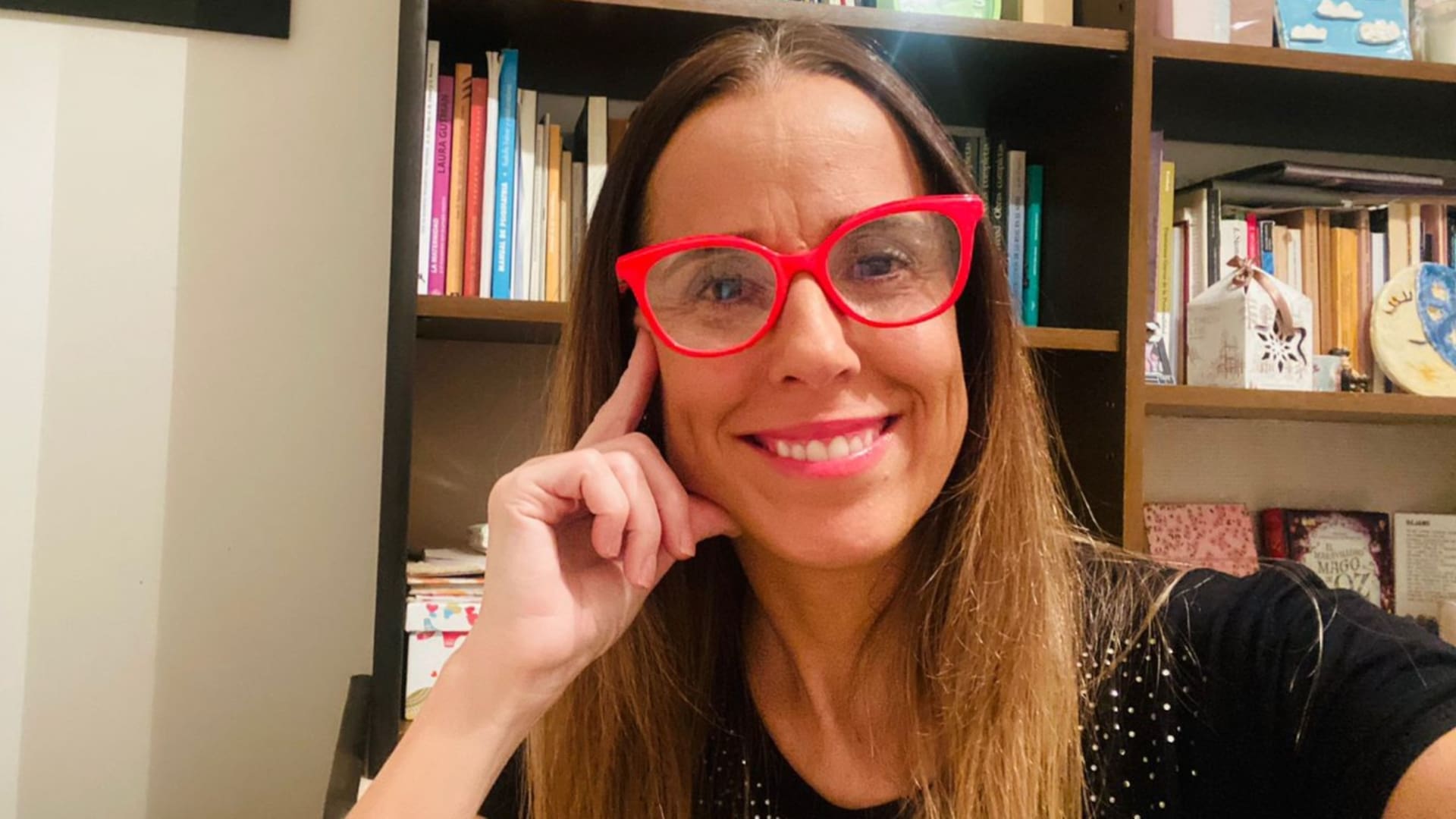 Durante muchos años, Leticia se sintió orgullosa de ser esa niña buena. Sin embargo, detrás de esos elogios se escondía un sufrimiento silencioso: ansiedad, tristeza, culpa y represión que hicieron eclosión en su adolescencia y en su adultez.