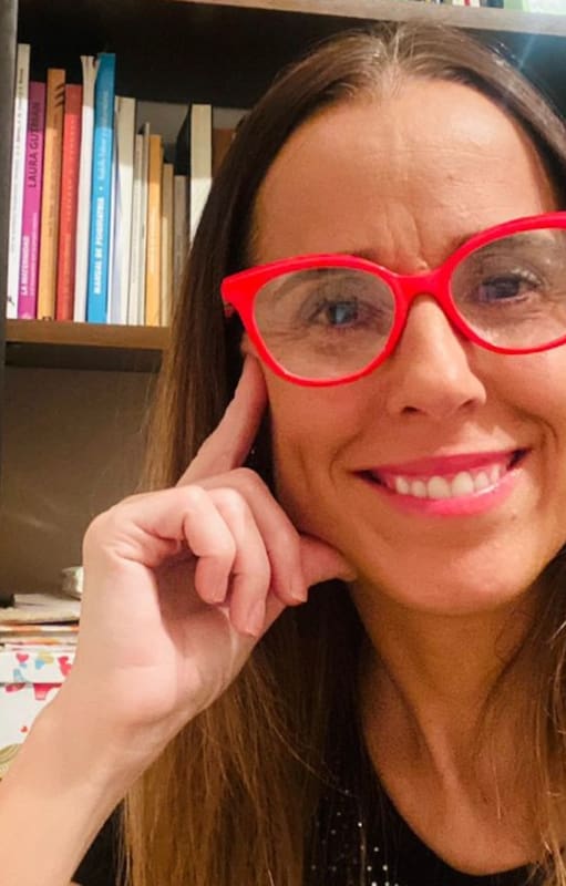 Durante muchos años, Leticia se sintió orgullosa de ser esa niña buena. Sin embargo, detrás de esos elogios se escondía un sufrimiento silencioso: ansiedad, tristeza, culpa y represión que hicieron eclosión en su adolescencia y en su adultez.