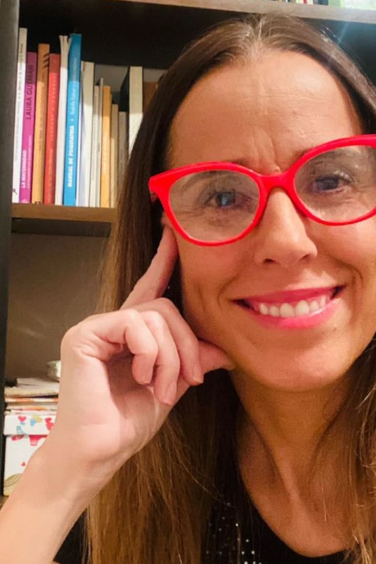 Durante muchos años, Leticia se sintió orgullosa de ser esa niña buena. Sin embargo, detrás de esos elogios se escondía un sufrimiento silencioso: ansiedad, tristeza, culpa y represión que hicieron eclosión en su adolescencia y en su adultez.
