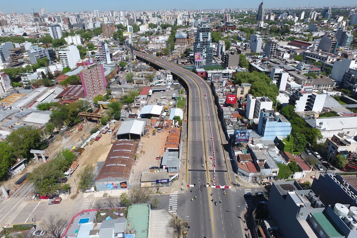 Durante seis meses se cierra Juan B. Justo para elevar las vías del ferrocarril San Martín, due habilitado el paso por Godoy Cruz hacia Palermo