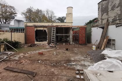 DURANTE: Sobre la derecha, la estructura de ladrillo señala la ampliación sobre parte de un pasillo lateral. Con ella la casa pasó de 70 a 100m2. Ahí está la cocina y, en fila, se hizo la pérgola sobre la parrilla.