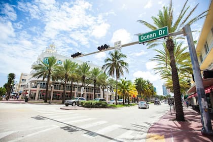 Durante Spring Break, Ocean Drive es transitada por miles de jóvenes que disfrutan de las vacaciones