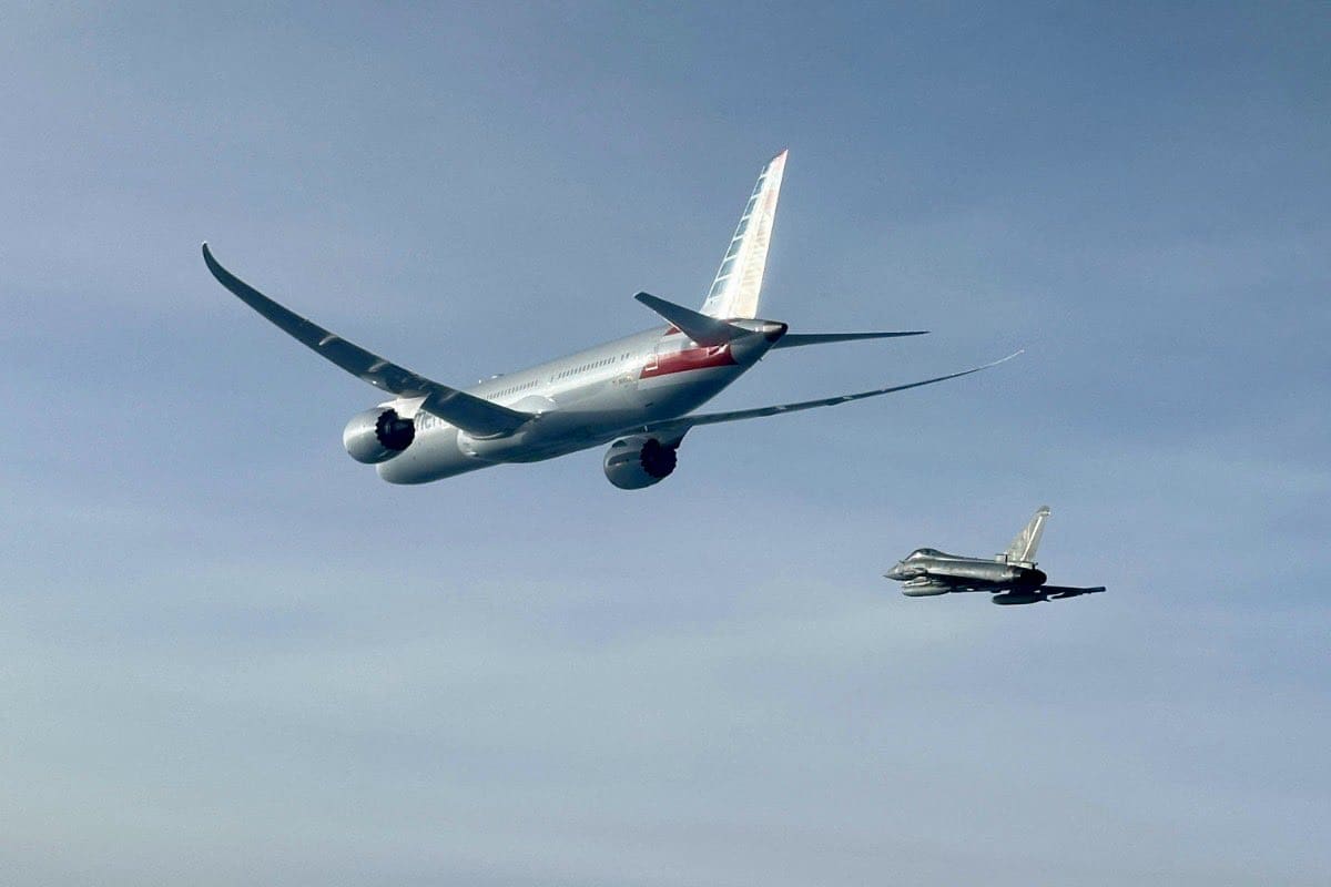 Durante su acercamiento hacia Fiumicino, el avión estuvo escoltado por dos aeronaves de la fuerza aérea italiana