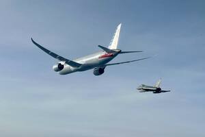 Durante su acercamiento hacia Fiumicino, el avión estuvo escoltado por dos aeronaves de la fuerza aérea italiana