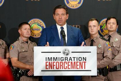 Durante su administración, el gobernador de Florida ha impulsado una política migratoria más restrictiva en el estado