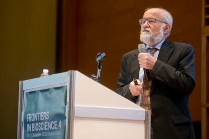 Durante su conferencia, el alemán Erwin Neher citó a un prócer de la medicina local, Eduardo De Robertis