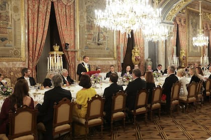Durante su discurso, Emmanuel Macron puso el foco en la relación histórica entre Francia y España: “Es un recordatorio de hasta qué punto nuestras historias están entrelazadas” dijo. Al momento del brindis, levantó la copa por Sus Majestades y por sus hijas