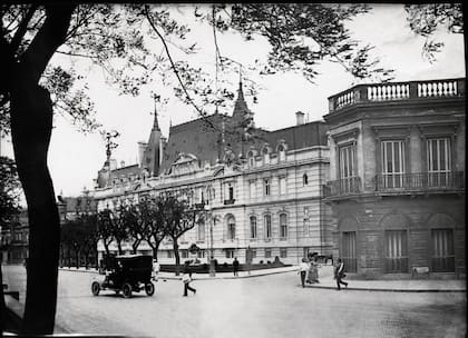Durante su estancia en París, José C. Paz le encargó al arquitecto francés Louis Marie Henri Sortais (1860-1911) –egresado de la École des Beaux-Arts de esa ciudad– los planos de este palacio de escala inusitada, compuesto internamente de tres residencias.