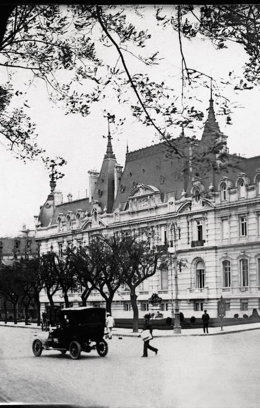 Durante su estancia en París, José C. Paz le encargó al arquitecto francés Louis Marie Henri Sortais (1860-1911) –egresado de la École des Beaux-Arts de esa ciudad– los planos de este palacio de escala inusitada, compuesto internamente de tres residencias