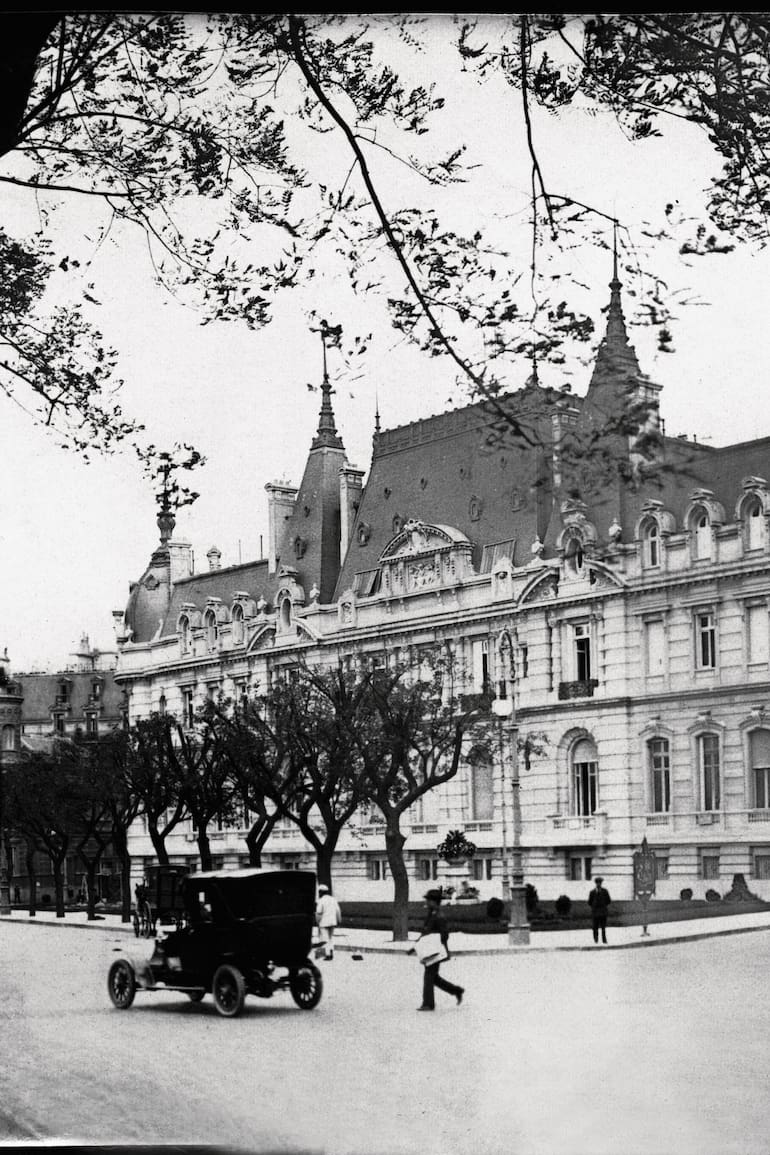 Durante su estancia en París, José C. Paz le encargó al arquitecto francés Louis Marie Henri Sortais (1860-1911) –egresado de la École des Beaux-Arts de esa ciudad– los planos de este palacio de escala inusitada, compuesto internamente de tres residencias
