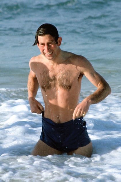 Durante su gira por Australia de 1981, el príncipe aprovechó un tiempo libre para nadar en el mar cerca de Bondi Beach.