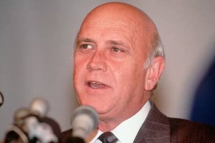 Durante su gobierno, F.W. de Klerk desmanteló el programa de armas nucleares de Sudáfrica y puso fin al apartheid.