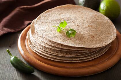 Durante su jornada laboral matutina, debe preparar mil tortillas.