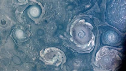 Durante su órbita número 54 en torno a Júpiter, la nave espacial Juno de la NASA capturó vistas cercanas de tormentas