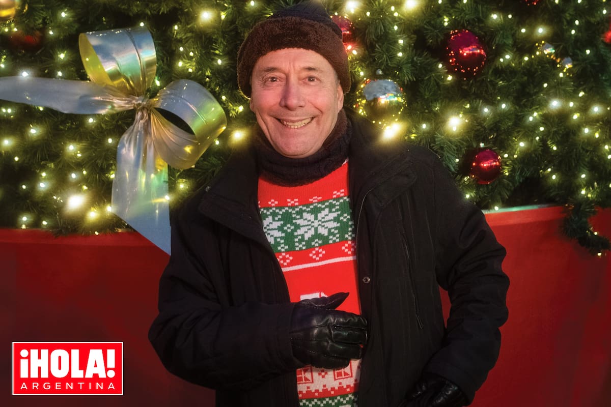 Durante su paseo por el mercado a cielo abierto en Hagen, Pipo posa sonriente junto al gran árbol de Navidad.