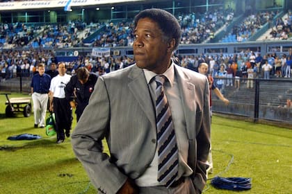 Durante su paso por la Argentina Pacho Maturana dirigió a Colón y Gimnasia