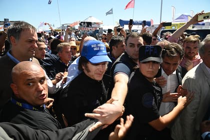 Durante su periplo hasta el stand del ministerio, a Milei le regalaron una gorra con la leyenda "Make Argentina Great Again"