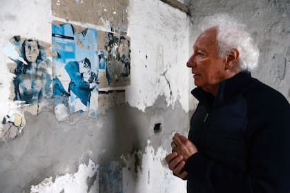 Durante su recorrida por el penal de Caseros, Guillermo se sorprendió al encontrar recuerdos de antiguos reclusos. Él estuvo detenido en el tercer piso de la Unidad 1, más conocida bajo el nombre de “Caseros Nueva”, una mole de cemento que tenía veinticinco pisos que fue demolida "a martillo y cincel" entre 2004 y 2007 (Foto: Gentileza Maximiliano Vernazza)
