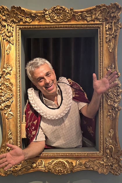 Durante su recorrido por el Palacio Kadriorg, también en Estonia, se animó a jugar con un cuadro del tiempo de los zares que fue encargado por Pedro el Grande para su mujer, Catalina