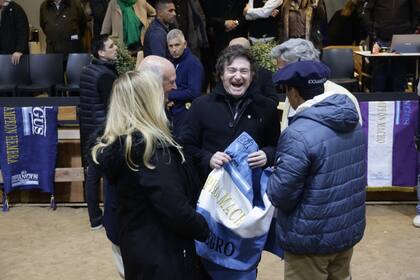 Durante su recorrido saludó a la gente, se sacó fotos y habló con el jurado de Angus