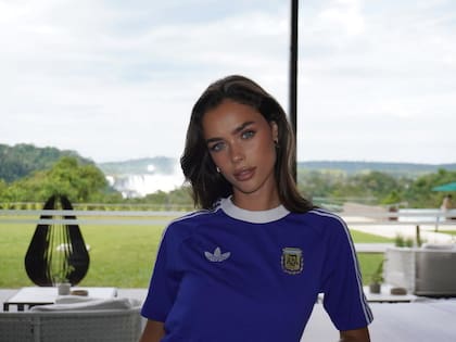 Durante su vaije a Misiones, la modelo lució una camiseta de la selección argentina (Foto: Instagram @giuliaciancioo)
