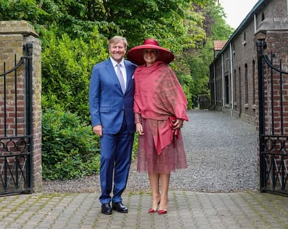 Durante su visita a la región de Limburgo Central, la reina se lució con un vestido color bordó que combinó con una pashmina y un imponente sombrero (Foto: Instagram @koninklijkhuis)