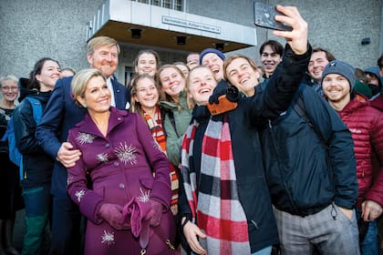 Durante su visita a la Universidad Técnica en Trondheim, Máxima y Guillermo Alejandro se sacaron una selfie con los estudiantes