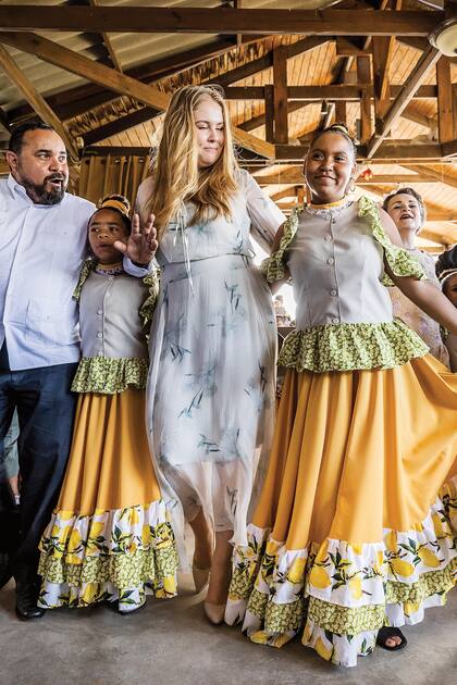 Durante su visita a Mangazina di Rei, la princesa bailó algunas danzas típicas.