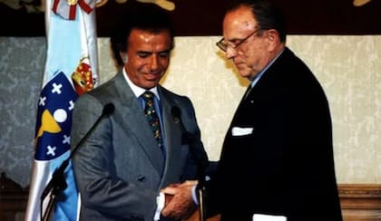 Durante su visita a Santiago de Compostela en 1994, Carlos Menem recibió la Medalla de Oro de Galicia y se reunió con Manuel Fraga, entonces presidente de la Xunta