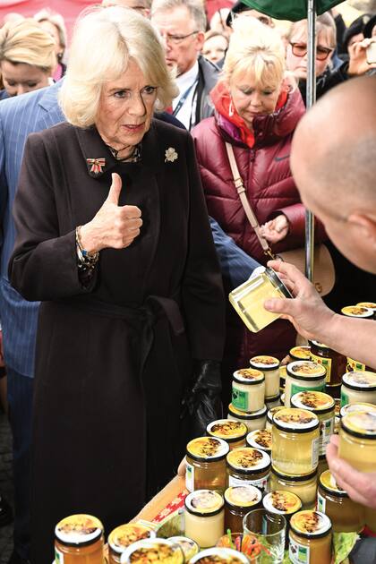 Durante su visita al mercado de alimentos de Wittenbergplatz, Camilla probó productos orgánicos.