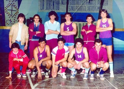 Durante sus años en el secundario, Randazzo se destacó en el equipo de básquet. En la foto, aparece de pie con la remera celeste y muchísimos rulos.