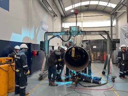 Durante tres semanas, más de 24 personas de diferentes puntos del país están participando de una capacitación teórica y práctica, en Buenos Aires, en la primera Escuela de Soldadura automática de la Argentina, para convertirse en operadores calificados para los equipos y herramientas requeridos en el proceso de soldadura
