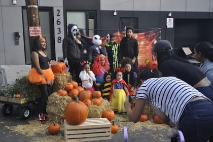 Durante Trick-or-Streets, múltiples calles de la ciudad son cerradas para que los peatones se diviertan sin preocuparse por el paso de vehículos (New York City Department of Transportation)