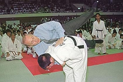 Durante un descanso, el presidente ruso Vladimir Putin, experto en artes marciales, practicó judo