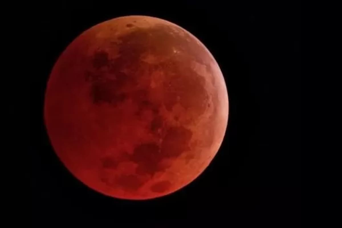 Durante un eclipse lunar total, la luz del sol es filtrada por la atmósfera de la Tierra y por ello la Luna se torna de una tonalidad anaranjada