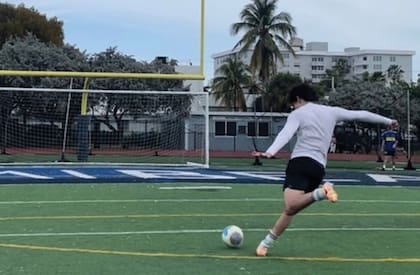 Durante un entrenamiento en el Miami United F.C., donde debutó en Primera el 18 de febrero pasado. Ahora debió hacer un parate porque se lesionó.