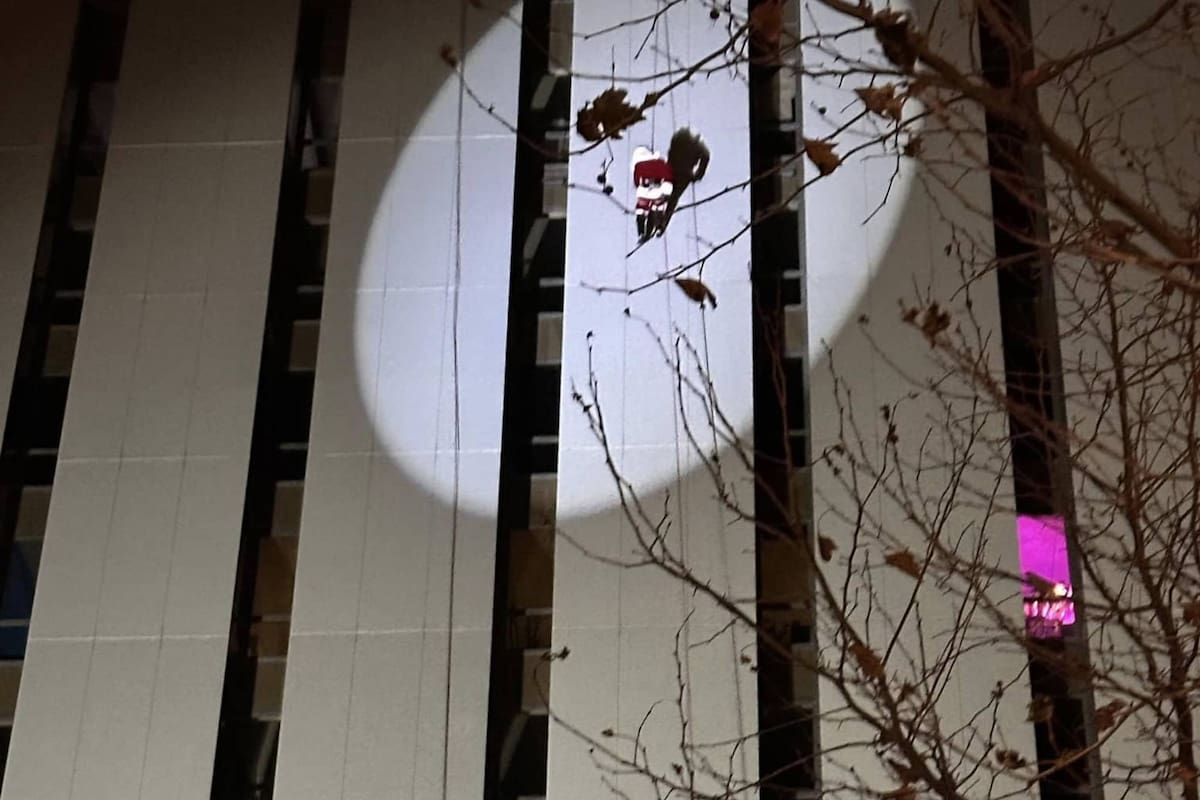 Durante un evento navideño, Santa Claus se quedó atrapado a más de 18 metros de altura sobre el suelo