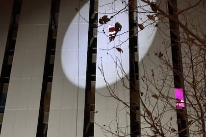 Durante un evento navideño, Santa Claus se quedó atrapado a más de 18 metros de altura sobre el suelo