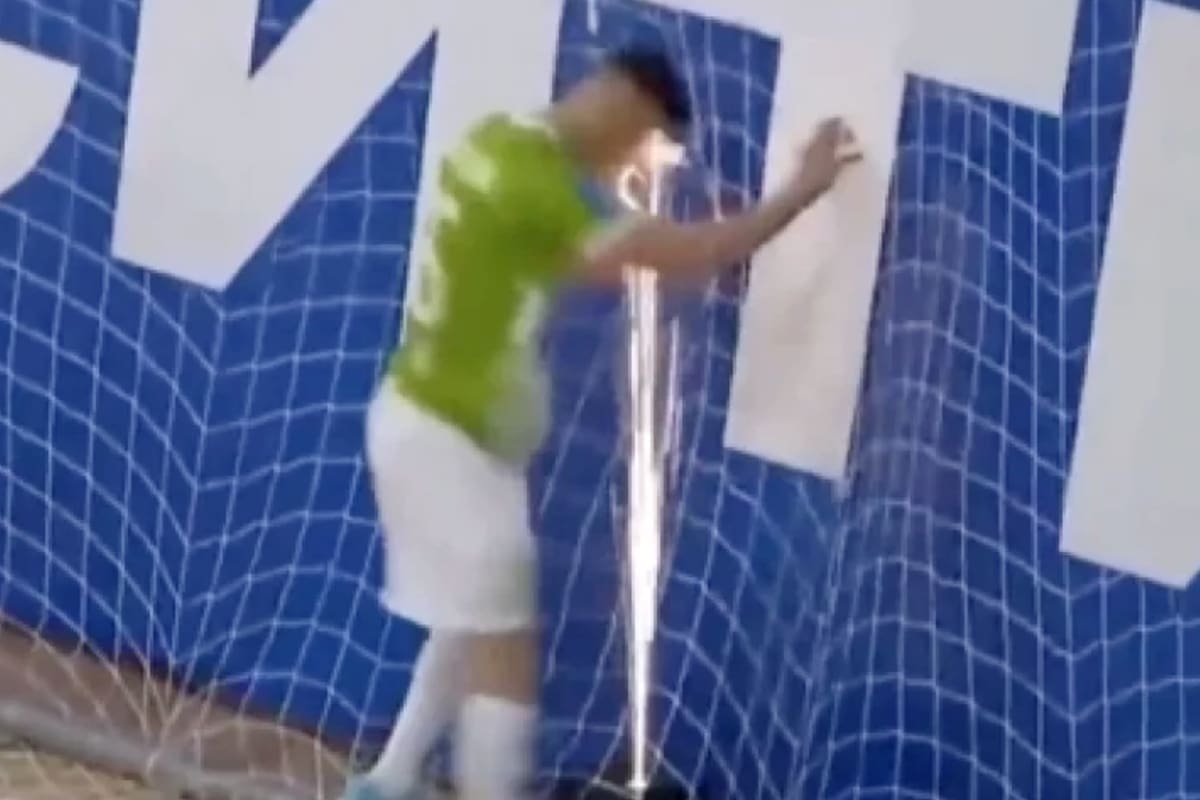Durante un partido de la Copa de la Liga de Fútbol Sala en Kemerovo, el jugador del Ukhta, Dmitry Khusainov, resultó herido por la chispa de un petardo que explotó tras marcar un gol