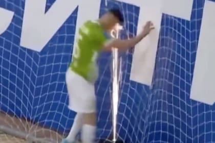 Durante un partido de la Copa de la Liga de Fútbol Sala en Kemerovo, el jugador del Ukhta, Dmitry Khusainov, resultó herido por la chispa de un petardo que explotó tras marcar un gol