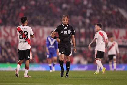 durante un partido del Torneo Clausura Mercado Libre 2026 entre River Plate y Velez Sarfield en el Estadio Mas Monumental, en Buenos Aires Argentina el 23 de agosto de 2026.