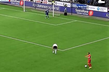 Durante un peligroso contrataque, el delantero Bard Finne (de rojo) detiene la jugada en un partido de la liga de Noruega por la lesión de un rival; un gesto de Fair Play pocas veces visto en el fútbol profesional
