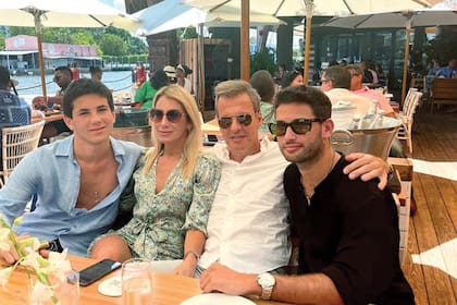 Durante un viaje pre boda, Lulu y Martín posan con Floro Moneta, hijo de ella, y Tomás Redrado, hijo de él.
