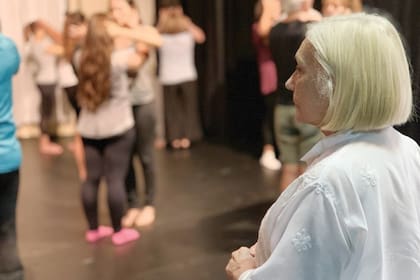 Durante una de las clases de teatro. “Ver la maravillosa
transformación de los alumnos es mi gran disfrute”, asegura Dora.