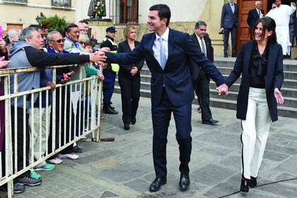 Durante una de las misas que se celebraron en honor a los santos patronos de la provincia, la actriz lució un conjunto de blusa de seda con lazo frontal, pantalón recto con línea a contratono a los costados y blazer. Lo complementó con botas cortas y maquillaje natural.