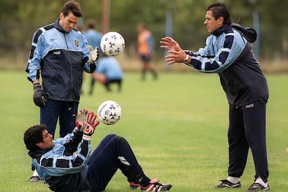 Durante una década, Fillol formó y perfeccionó a los arqueros de las selecciones; acá, con Pablo Cavallero y Roberto Bonano