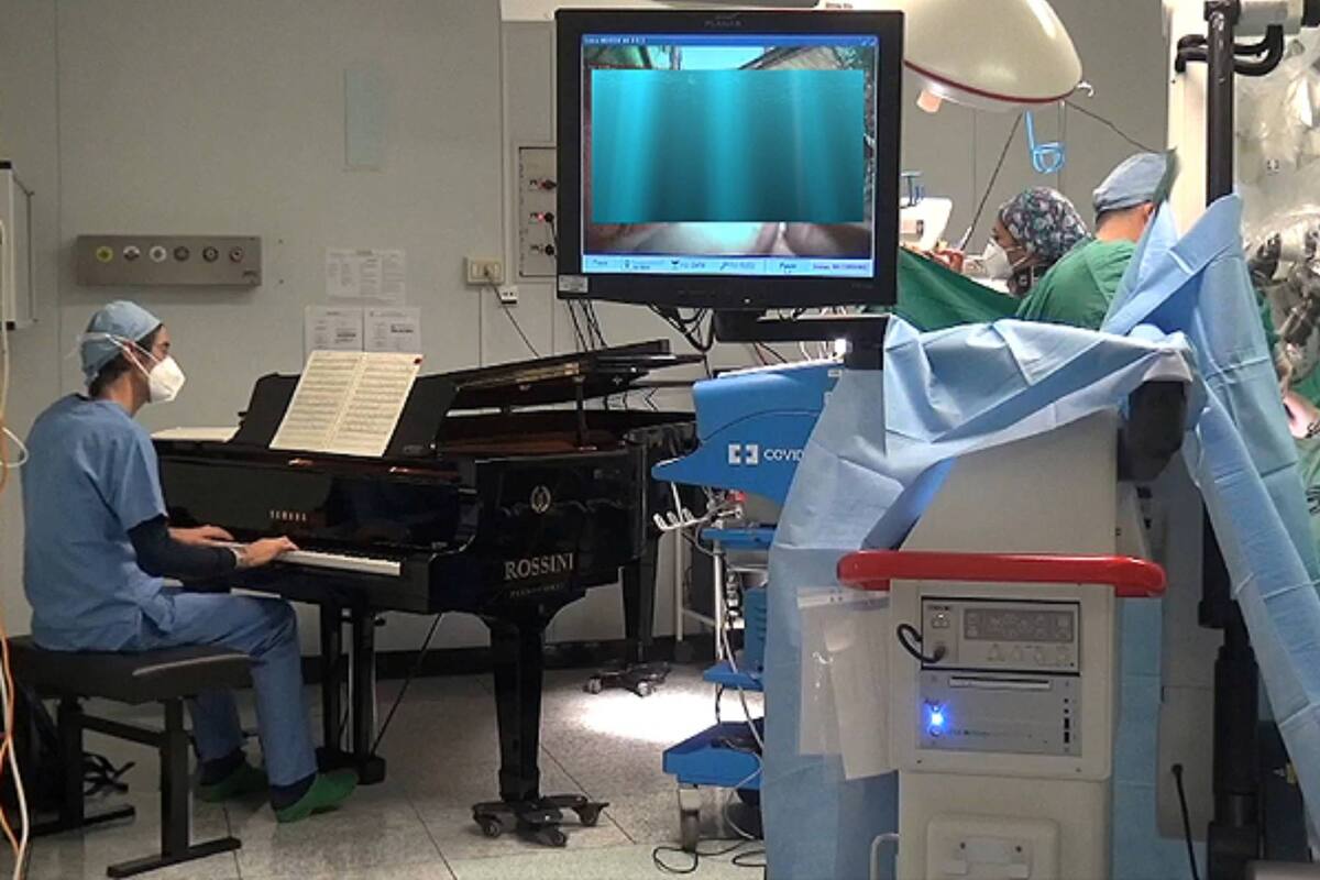 Durante una operación, un médico tocó el piano para un niño que necesitaba un trasplante de niñón