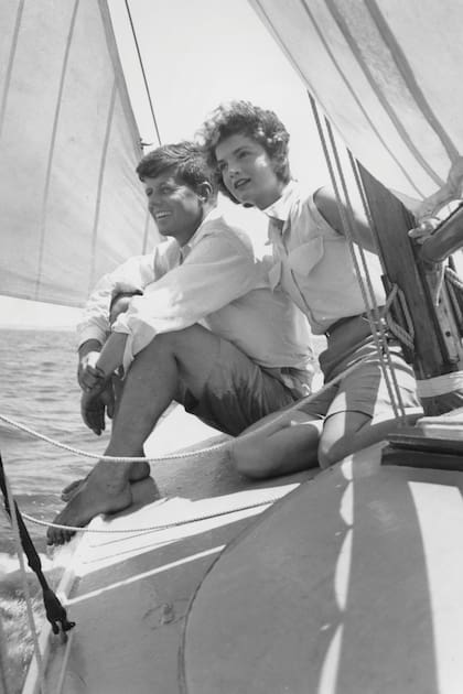 Durante una salida a navegar, en Hyannis Port, en junio de 1953, dos meses antes de que se casaran. La pareja se había conocido en una comida cuando él todavía era senador y ella trabajaba como periodista. Recién después de dos años de noviazgo y con un anillo de Van Cleef & Arpels con un diamante de casi tres quilates y una esmeralda de 2,83 quilates, se comprometieron.